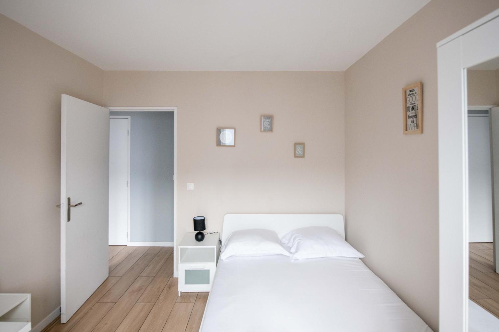 Elise De Roche Equipe Balcon Parking Rer B Apartment Le Bourget Exterior photo